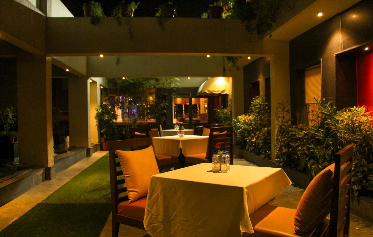 Golden Gate Hotel Indore Exterior foto